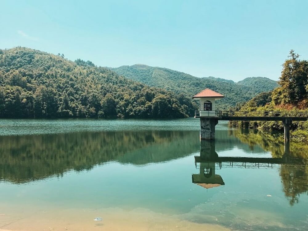 Hồ Bản Viết trong xanh tại Cao Bằng