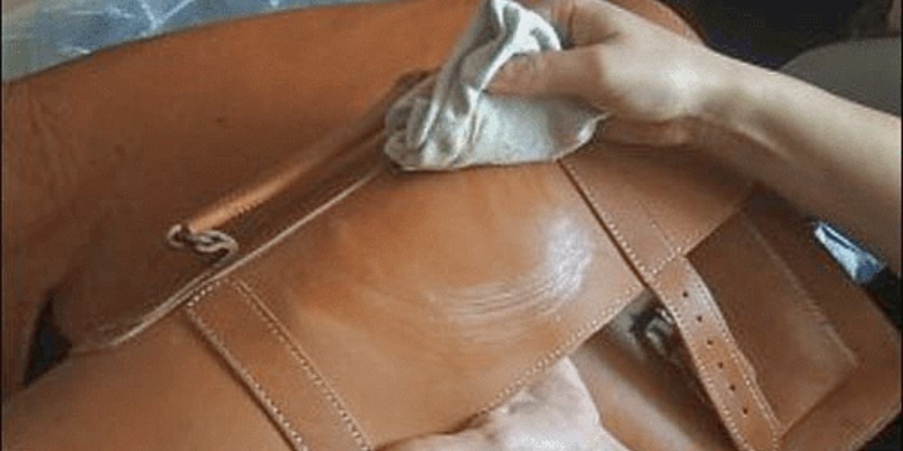 Vệ sinh túi xách bằng kem đánh răng