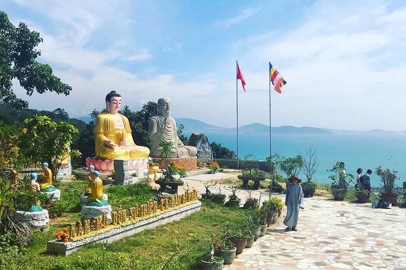 Khoảnh khắc yên bình tại ngôi chùa Nha Trang