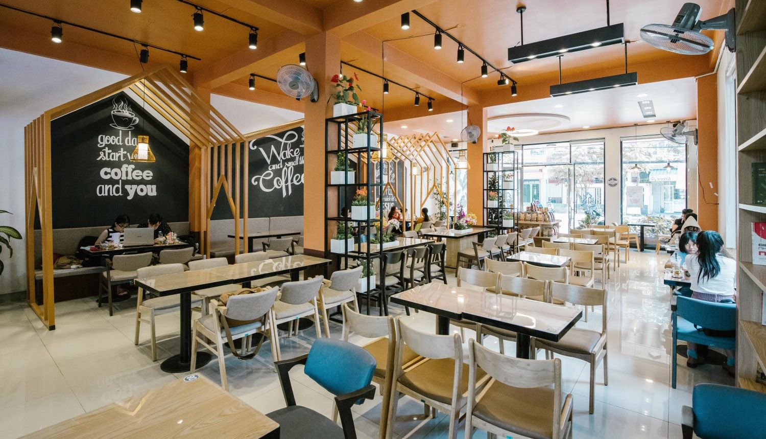 Top tiệm cafe Côn Đảo sở hữu những món nước ngon và không gian xinh xắn nhất định sẽ khiến hội đam mê sống ảo đứng ngồi không yên. Cùng Sakos khám phá hết những quán cà phê siêu xịn sò vào mùa hè này nhé!