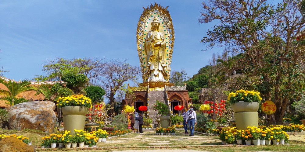 Trải nghiệm thanh tịnh tại Tịnh Xá Ngọc Hòa Quy Nhơn và ngắm tượng Phật đôi vĩ đại (Phần 1)