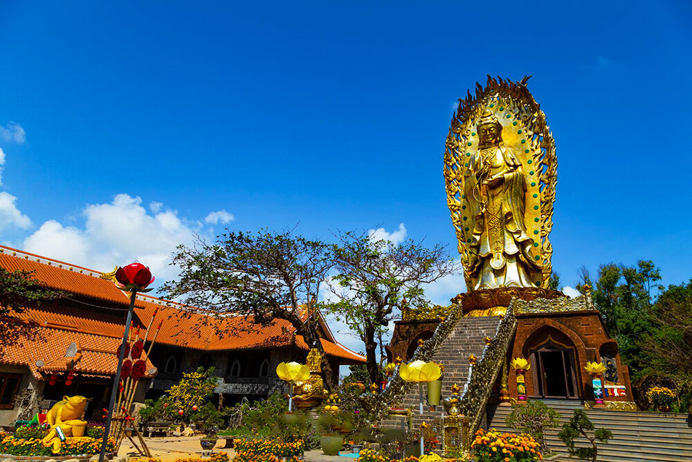Trải nghiệm thanh tịnh tại Tịnh Xá Ngọc Hòa Quy Nhơn và ngắm tượng Phật đôi  vĩ đại (Phần 1) - SAKOS.vn