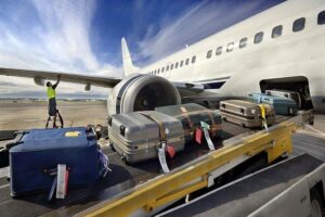 Lưu ý quan trọng khi mang vali, túi xách tích hợp pin lên máy bay