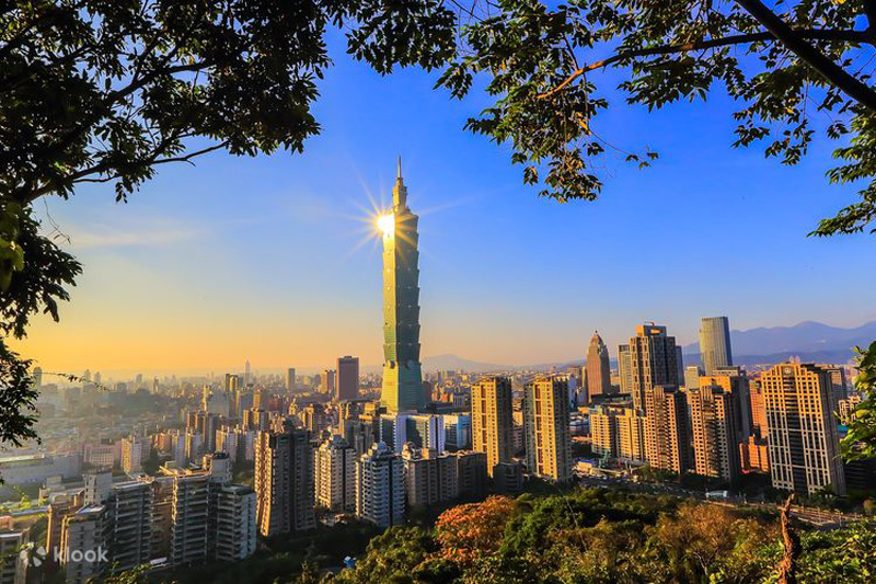 Tòa tháp Taipei 101 là một địa điểm hấp dẫn khách du lịch khi đặt chân đến Đài Bắc, nơi đây không chỉ thuộc top tòa tháp cao nhất thế giới mà nó còn là kỳ quan kiến trúc tiêu biểu thể hiện nét đẹp văn hóa của quốc gia. Hãy Sakos khám phá siêu tháp ấn tượng này nhé!!!