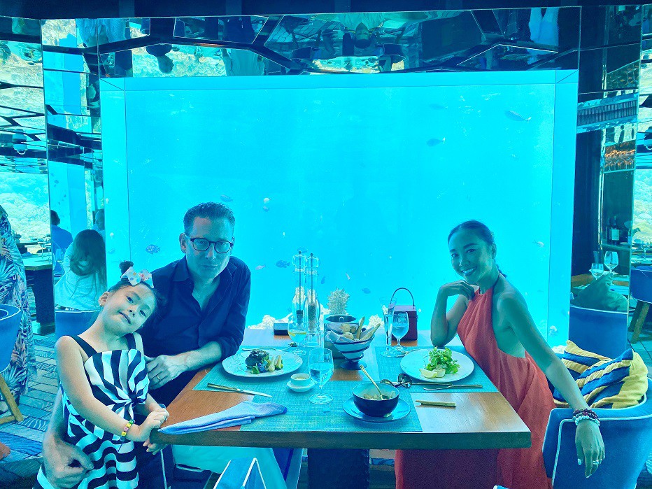 Nhà hàng Ithaa thu hút thực khách đến không chỉ bởi những món ăn ngon mà còn vì ở đây họ sẽ ngấm được khung cảnh sâu trong lòng biển. Hãy cùng Sakos tìm hiểu những điều độc đáo của nhà hàng nổi tiếng này nhé!!!