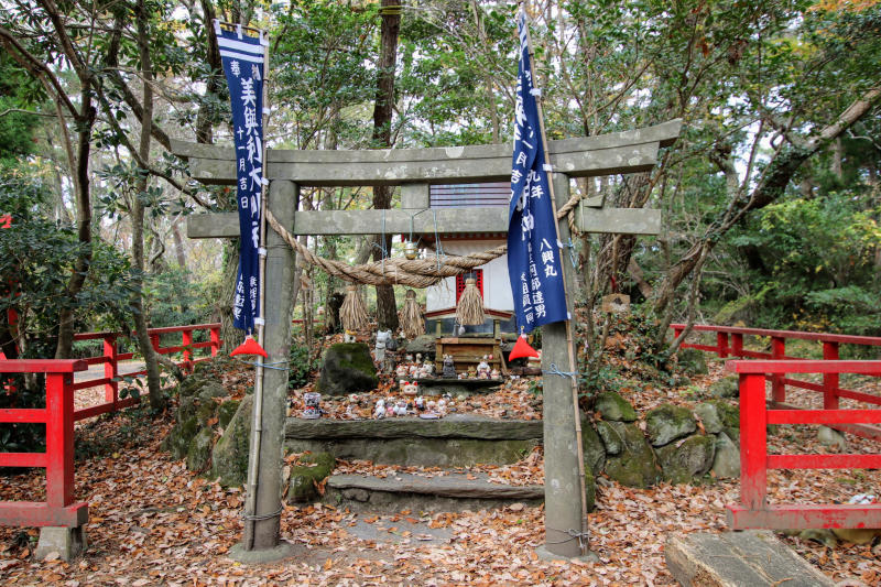 Trên một hòn đảo nhỏ tại Nhật Bản, một thánh địa nổi tiếng của các hoàng thượng đã trở thành một địa điểm du lịch hấp dẫn các du khách. Hãy cùng Sakos lên đường tìm hiểu nhé!