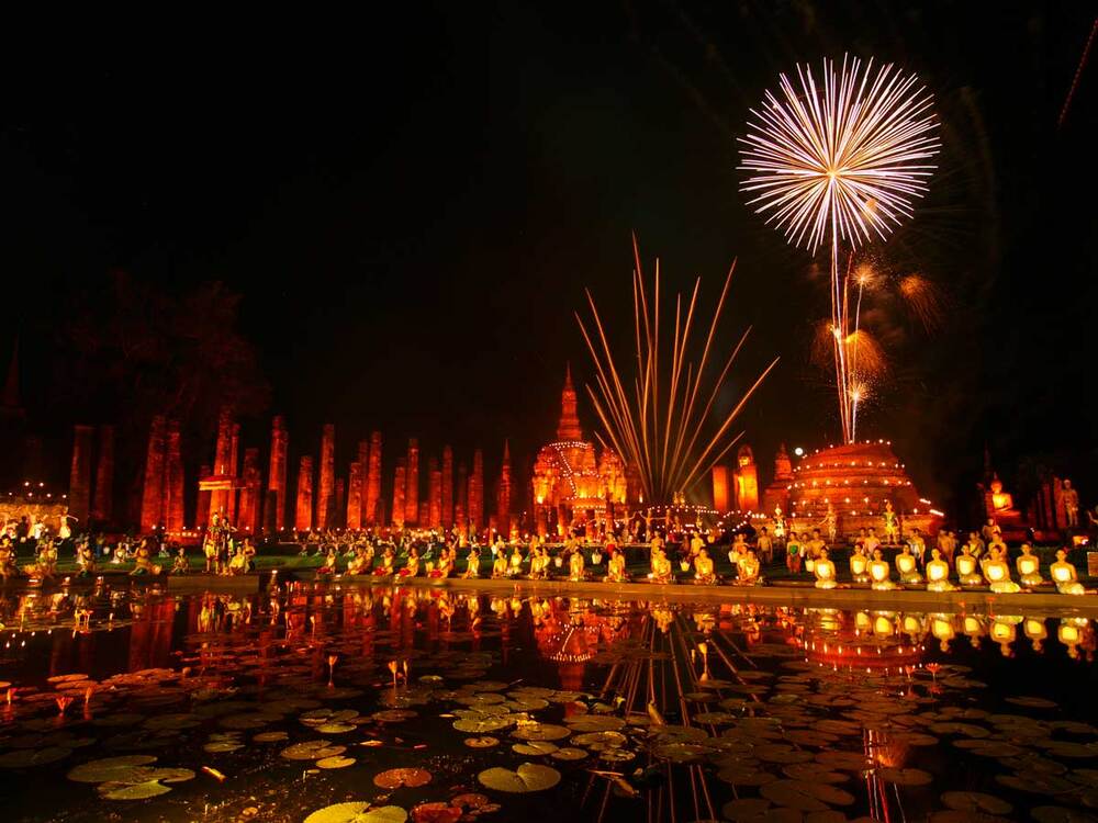 Rực rỡ đèn hoa tại Lễ hội Loy Krathong đặc sắc nhất Thái Lan