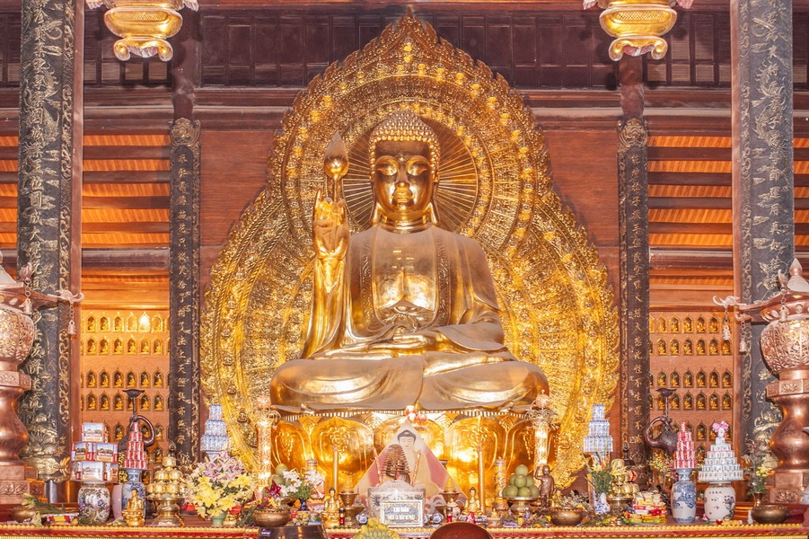 Chùa Bái Đính thu hút đông đảo sự quan tâm kể cả trong nước trong và ngoài nước bởi sự hoành tráng đồ sộ của những công trình kiến trúc Phật giáo vĩ đại, sự huyền bí về những giai thoại lịch sử. Hãy để Sakos gợi ý cho bạn những địa điểm du lịch nổi tiếng tại nơi đây nhé!