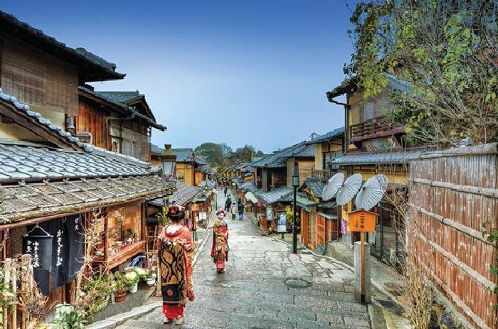 Kyoto là một trong những nơi lưu giữ những giá trị truyền thống tiêu biểu của “đất nước hoa anh đào” thông qua các công trình kiến trúc, đền, chùa được xây dựng từ rất lâu đời. Hãy cùng Sakos tìm hiểu những địa điểm hấp dẫn nơi đây nhé!