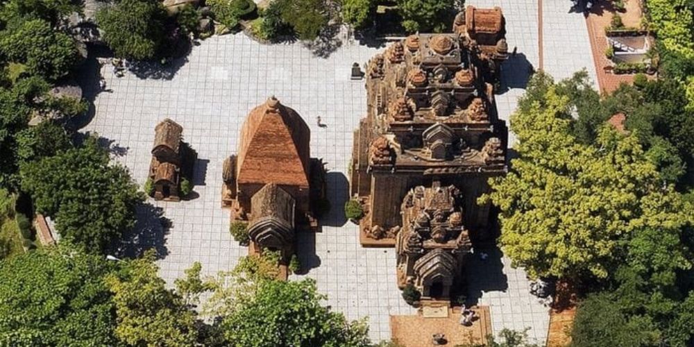Tháp Bà Ponagar ở Nha Trang luôn nổi tiếng với các công trình kiến trúc tuyệt đẹp của thời kỳ Hindu giáo gắn liền với địa điểm du lịch nổi tiếng tại Vương quốc Chăm Pa xinh đẹp. Hãy cùng Sakos tìm hiểu địa điểm du lịch hấp dẫn này nhé!