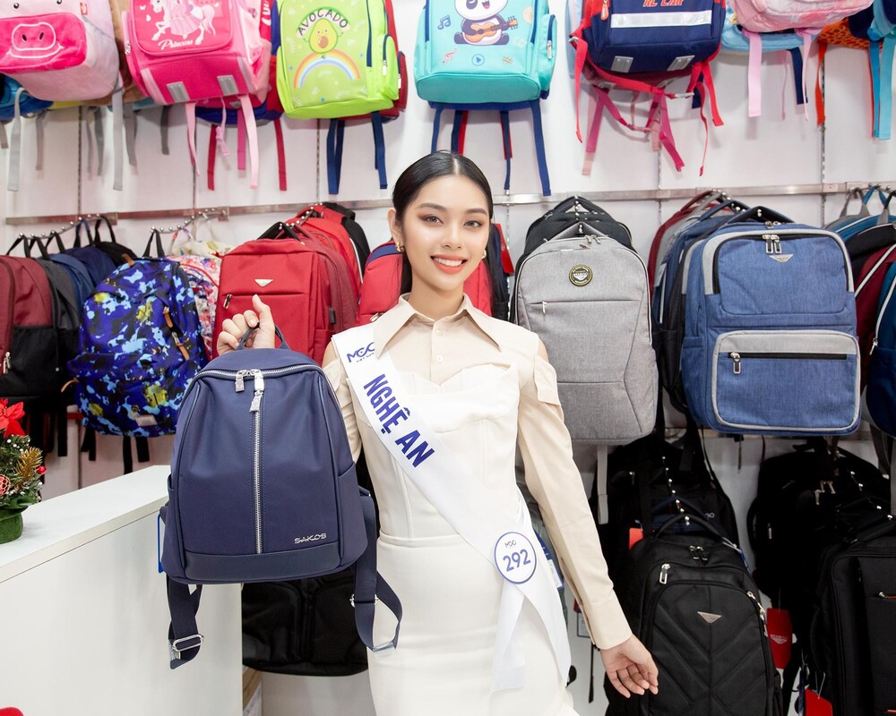 Thí sinh Hoa hậu Hoàn vũ Việt Nam 2023 thích thú trải nghiệm những sản phẩm cao cấp tại SAKOS Shop