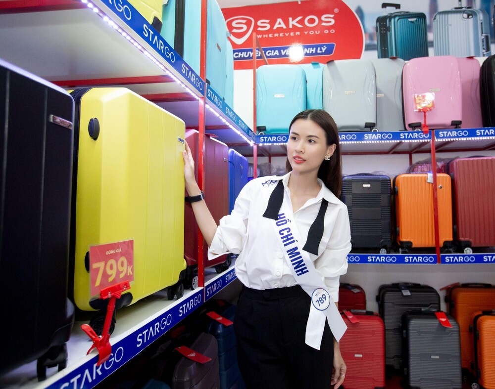 Thí sinh Hoa hậu Hoàn vũ Việt Nam 2023 thích thú trải nghiệm những sản phẩm cao cấp tại SAKOS Shop