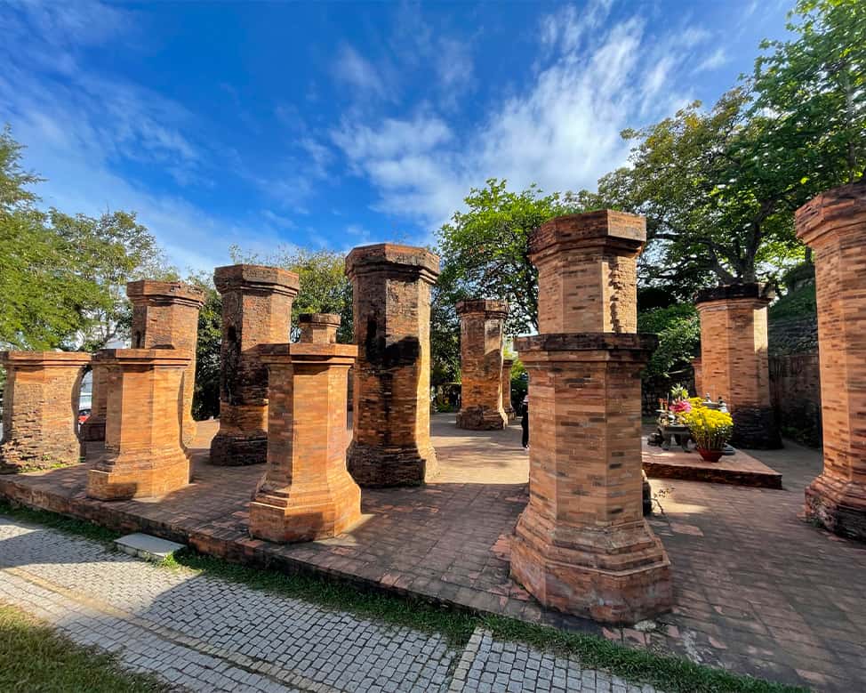 Tháp Bà Ponagar ở Nha Trang luôn nổi tiếng với các công trình kiến trúc tuyệt đẹp của thời kỳ Hindu giáo gắn liền với địa điểm du lịch nổi tiếng tại Vương quốc Chăm Pa xinh đẹp. Hãy cùng Sakos tìm hiểu địa điểm du lịch hấp dẫn này nhé!