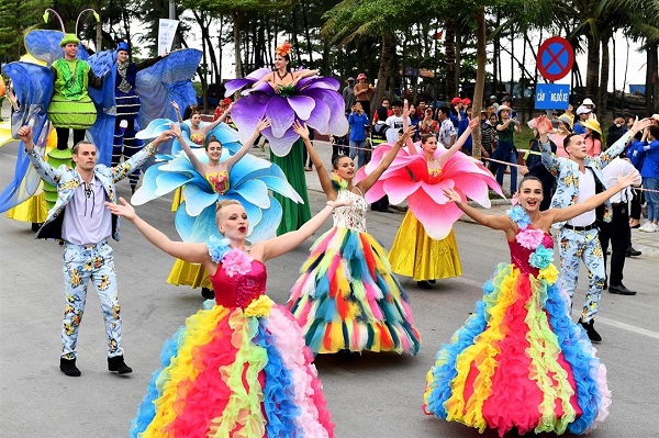 Carnaval Hạ Long là lễ hội được tổ chức hàng năm tại Việt Nam thu hút sự chú ý và tham gia của hàng ngàn du khách trong nước và quốc tế. Lễ hội  mang ý nghĩa chào đón một mùa du lịch sôi động của thành phố biển tại Quảng Ninh. Hãy cùng Sakos tìm hiểu địa điểm hấp dẫn sau đây nhé!
