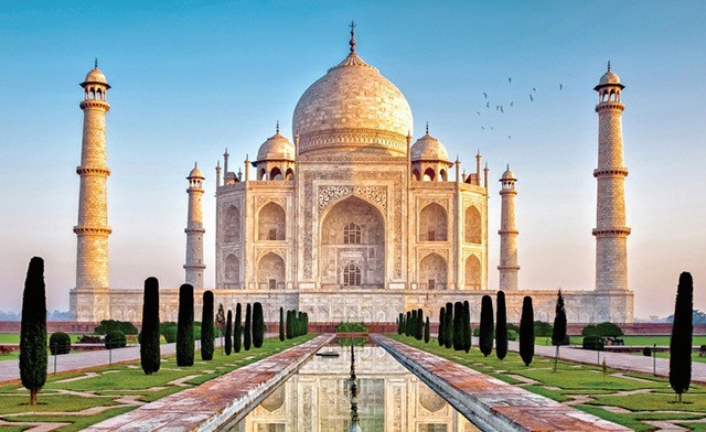 Đền thờ Taj Mahal ở Ấn Độ là một công trình kiến trúc kì vĩ và tráng lệ mà bất cứ ai chiêm ngưỡng cũng đều ngất ngây bởi vẻ đẹp của nó. Đền Taj Mahal và những giá trị lịch sử quý giá được lưu giữ bên trong kiến trúc đặc sắc, ấn tượng sẽ mang tới cho bạn chuyến du lịch Ấn Độ đáng nhớ. Hãy cùng Sakos tìm hiểu địa điểm hấp dẫn này nhé!