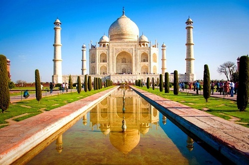 Đền thờ Taj Mahal ở Ấn Độ là một công trình kiến trúc kì vĩ và tráng lệ mà bất cứ ai chiêm ngưỡng cũng đều ngất ngây bởi vẻ đẹp của nó. Đền Taj Mahal và những giá trị lịch sử quý giá được lưu giữ bên trong kiến trúc đặc sắc, ấn tượng sẽ mang tới cho bạn chuyến du lịch Ấn Độ đáng nhớ. Hãy cùng Sakos tìm hiểu địa điểm hấp dẫn này nhé!