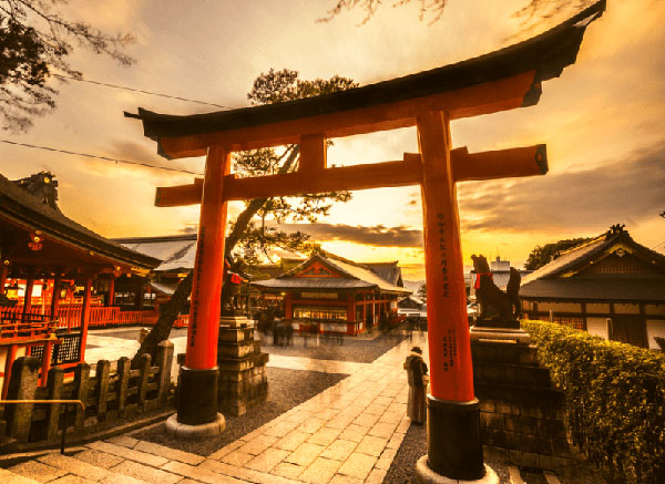 Đền Fushimi Inari Taisha luôn nằm top đầu trong danh sách những điểm du lịch tâm linh tại Nhật Bản. Đây là một trong những ngôi đền nổi tiếng với hàng nghìn cổng Torii màu đỏ đặc trưng, tạo nên một lối kiến trúc cổ kính vô cùng ấn tượng. Hãy cùng Sakos tìm hiểu những địa điểm hấp dẫn này nhé!