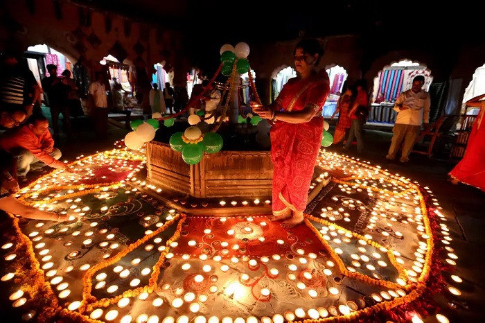 Ấn Độ từ lâu đã được biết đến là một vùng đất sở hữu nền văn hóa và tín ngưỡng đa dạng. Bên cạnh những lễ hội tôn giáo, đất nước này còn có lễ hội ánh sáng nổi tiếng và được tổ chức lớn nhất trong năm. Hãy cùng Sakos tìm hiểu lễ hội ấn lượng này nhé!
