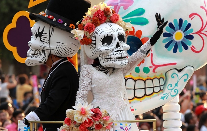 Lễ hội ở Mexico mang ý nghĩa tôn vinh người chết được UNESCO công nhận là Di sản văn hóa phi vật thể của nhân loại. Đây là dịp để mọi người tưởng nhớ về người thân yêu đã khuất thông qua các phong tục đặc trưng và hoạt động tràn đầy màu sắc. Hãy cùng Sakos tìm hiểu những địa điểm hấp dẫn sau đây nhé!