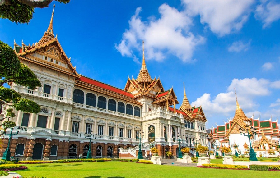 Cung điện Hoàng gia Thái Lan chính là viên ngọc trung tâm sáng nhất và khó cưỡng nhất. Hãy cùng Sakos tìm hiểu địa điểm hấp dẫn nơi đây nhé!