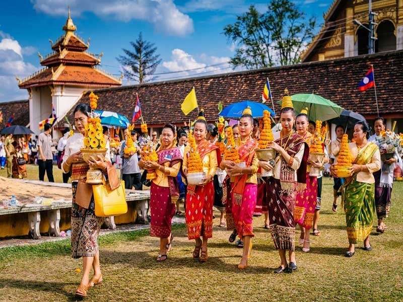 Lễ hội Tết Lào không chỉ là dịp để tận hưởng niềm vui và tình thân, mà còn là dịp để thể hiện lòng kính trọng và tôn trọng đối với truyền thống và tín ngưỡng của đất nước. Hãy cùng Sakos tìm hiểu những địa điểm hấp dẫn sau đây nhé!