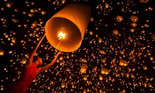 Lễ hội thả đèn trời là một trong những lễ hội đẹp nhất và kỳ diệu nhất ở Thái Lan, đó là thời điểm để mọi người bỏ qua những điều không may mắn và cầu mong cho những điều hạnh phúc ở tương lai. Hãy cùng Sakos tìm hiểu những địa điểm hấp dẫn sau đây nhé!