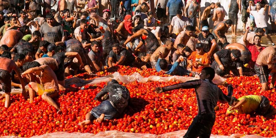 Lễ hội ném cà chua được biết đến là lễ hội độc đáo, có một không hai của Tây Ban Nha. Hàng năm nơi đây thu hút hàng ngàn du khách ghé thăm và hòa mình vào các trận chiến “cà chua” nảy lửa và hỗn loạn. Hãy cùng Sakos tìm hiểu địa điểm hấp dẫn này sao đây nhé!