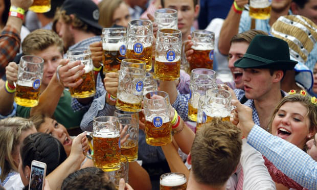 Oktoberfest hay lễ hội bia Đức được biết đến là bản sắc văn hóa không thể thiếu của thành phố Munich và Bang Bavaria. Lễ hội luôn là tâm điểm thu hút bởi không khí sôi động và các hoạt động đặc sắc. Hãy cùng Sakos tìm hiểu lễ hội độc đáo này nhé!