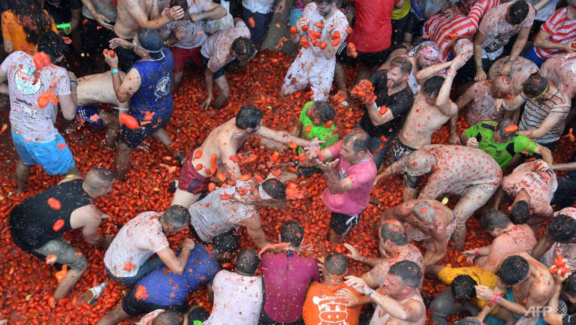 Lễ hội ném cà chua được biết đến là lễ hội độc đáo, có một không hai của Tây Ban Nha. Hàng năm nơi đây thu hút hàng ngàn du khách ghé thăm và hòa mình vào các trận chiến “cà chua” nảy lửa và hỗn loạn. Hãy cùng Sakos tìm hiểu địa điểm hấp dẫn này sao đây nhé!
