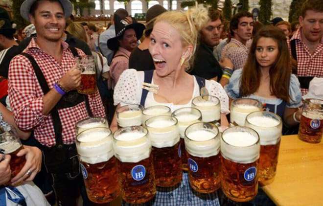 Oktoberfest hay Lễ hội bia Đức được biết đến là bản sắc văn hóa không thể thiếu của thành phố Munich và Bang Bavaria. Lễ hội luôn là tâm điểm thu hút bởi không khí sôi động và các hoạt động đặc sắc. Hãy cùng Sakos tìm hiểu lễ hội độc đáo này nhé!