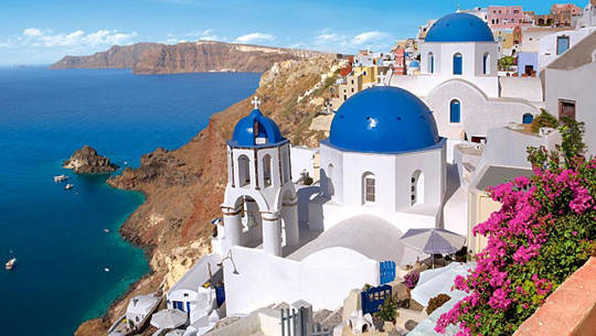 Nếu là một người đam mê du lịch, và muốn du lịch Hy Lạp trong tương lai thì nhất định bạn phải một lần đến với hòn đảo xinh đẹp Santorini. Đây cũng là địa điểm ngắm cảnh hoàng hôn, bình minh tuyệt đẹp khiến nó trở thành một trong những hòn đảo nổi tiếng nhất ở Hy Lạp