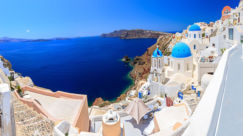 Nếu là một người đam mê du lịch, và muốn du lịch Hy Lạp trong tương lai thì nhất định bạn phải một lần đến với hòn đảo xinh đẹp Santorini. Đây cũng là địa điểm ngắm cảnh hoàng hôn, bình minh tuyệt đẹp khiến nó trở thành một trong những hòn đảo nổi tiếng nhất ở Hy Lạp
