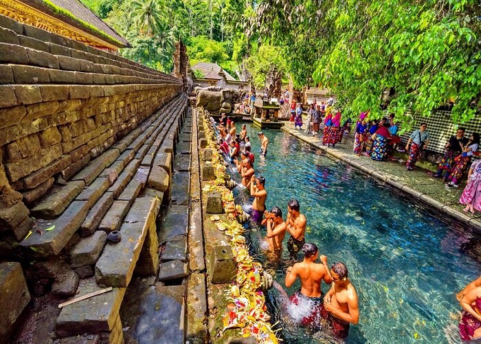 Bali một hòn đảo xinh đẹp thuộc quốc gia Indonesia, là một trong những điểm du lịch hàng đầu của Đông Nam Á . Nơi đây sở hữu cảnh đẹp thiên nhiên thơ mộng và thanh bình, có nhiều resort nghỉ dưỡng trên bãi biển tuyệt đẹp. Hãy cùng Sakos tìm hiểu địa điểm hấp dẫn sau đây nhé!