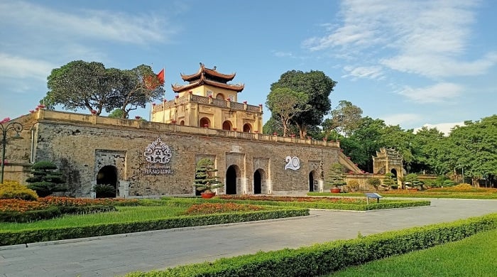 Trong tiến trình lịch sử trải dài hơn một thiên niên kỷ, di sản Hoàng thành Thăng Long có một giá trị đặc biệt mà những di sản khác ở Việt Nam không có, đó là giá trị văn hóa, lịch sử của cả một dân tộc. Hãy cùng Sakos tìm hiểu địa điểm hấp dẫn này sau đây nhé!