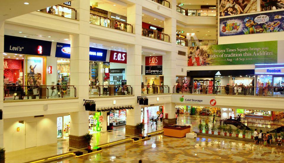 Các trung tâm mua sắm là nơi kinh doanh tất cả các mặt hàng từ những thương hiệu bình dân cho đến thương hiệu cao cấp, đồng thời là nơi giải trí và vui chơi. Những trung tâm thương mại sau đây nổi tiếng với kiến trúc độc đáo và dịch vụ tiện lợi. Hãy cùng Sakos tìm hiểu những địa điểm hấp dẫn sau đây nhé!
