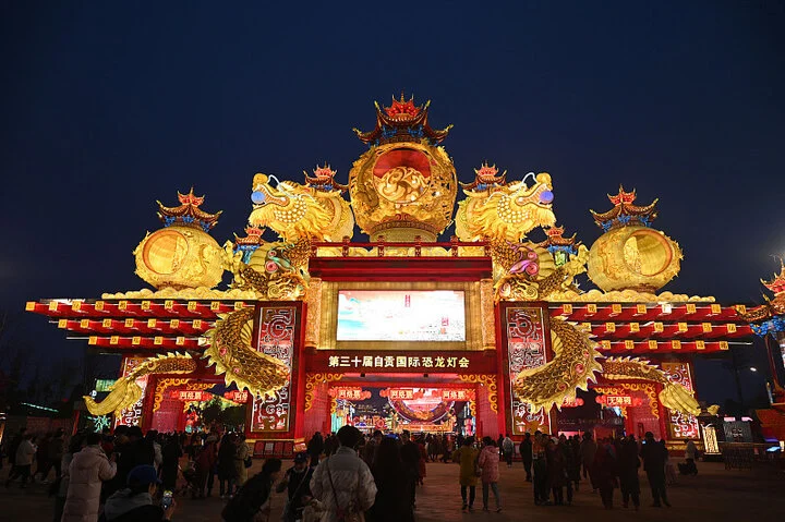 Lễ hội Đèn lồng Trung Quốc ngày đánh dấu trăng tròn đầu tiên của năm âm lịch mới.  Những chiếc đèn lồng, biểu tượng cho việc buông bỏ một năm cũ và chào đón một năm mới đầy may mắn, được treo lên và tắt đi. Hãy cùng Sakos tìm hiểu những địa điểm hấp dẫn sau đây nhé!