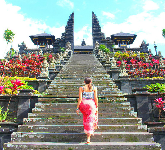 Bali một hòn đảo xinh đẹp thuộc quốc gia Indonesia, là một trong những điểm du lịch hàng đầu của Đông Nam Á . Nơi đây sở hữu cảnh đẹp thiên nhiên thơ mộng và thanh bình, có nhiều resort nghỉ dưỡng trên bãi biển tuyệt đẹp. Hãy cùng Sakos tìm hiểu địa điểm hấp dẫn sau đây nhé!