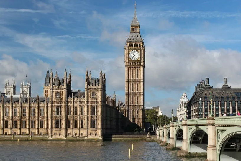 Big Ben không chỉ đơn giản là một tháp đồng hồ mà còn là một biểu tượng lịch sử của London và cả nước Anh nằm trong một khu vực đầy sự hấp dẫn với nhiều điểm tham quan đáng giá. Hãy cùng Sakos tìm hiểu địa điểm hấp dẫn sau đây nhé!