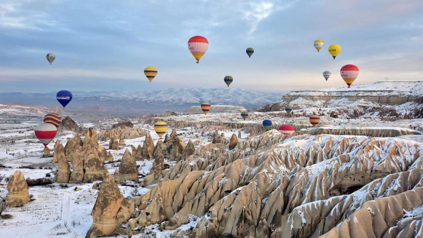 Không thể phủ nhận vẻ đẹp tuyệt vời của Cappadocia, khi đặt chân tới đây bạn sẽ cảm giác như đang ở một hành tinh nào đó rộng lớn chứa đầy những khối đá tuyệt đẹp. Hãy cùng Sakos tìm hiểu những địa điểm hấp dẫn sau đây nhé!