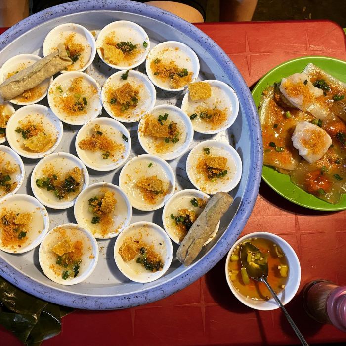 Khi đặt chân đến vùng biển Nha Trang, không nên bỏ lỡ cơ hội thưởng thức những quán ăn "vắng người" mà người dân địa phương giới thiệu. Đây là những địa điểm ẩm thực không chỉ ngon và giá cả hợp lý, mà còn không phải chịu cảnh đông đúc và nóng bức của những nơi đông khách. Hãy cùng Sakos tìm hiểu những địa điểm hấp dẫn sau đây nhé!