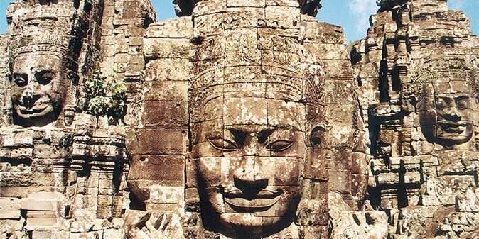 Campuchia mảnh đất xinh đẹp nằm kề Việt Nam, có đường biên giới dài chạy qua miền Tây. Tại đất nước này, khu vực đền Angkor nổi tiếng với nhiều kiến trúc độc đáo thu hút nhiều du khách quan tâm. Hãy cùng Sakos tìm hiểu những địa điểm hấp dẫn sau đây nhé!