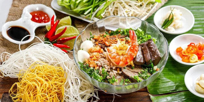 Hủ tiếu Sài Gòn được xem như biểu tượng của ẩm thực, phản ánh lối sống và văn hóa của cộng đồng dân cư nơi đây. Đây là một món ăn đơn giản, gần gũi nhưng lại mang trong đó sự đa dạng và sâu sắc của văn hóa ẩm thực độc đáo. Hãy cùng Sakos tìm hiểu những quán hủ tiếu ngon chuẩn vị ở TP. Hồ Chí Minh nhé!
