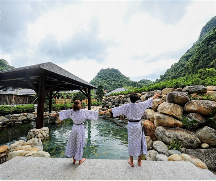 Thay vì lựa chọn vi vu trên các bãi biển hoặc khám phá các điểm du lịch vui chơi giải trí, một số du khách hiện nay đang hướng tới loại hình du lịch sức khỏe. Các dòng nước từ các suối khoáng nóng thường chứa đựng nhiều khoáng chất có lợi cho sức khỏe, mang theo màu sắc và hương vị đặc trưng riêng. Hãy cùng Sakos tìm hiểu những địa điểm hấp dẫn sau đây nhé!