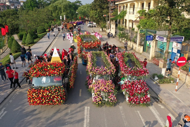 Với chủ đề "Triệu đóa hồng tình yêu", Lễ hội Hoa hồng Fansipan 2024 sẽ được tổ chức tại Sa Pa từ ngày 27/4 đến hết ngày 30/6. Trải dài khắp thung lũng hoa là những tiểu cảnh và đại cảnh đặc sắc được tạo nên từ hàng triệu bông hoa hồng được sắp xếp một cách khéo léo và công phu để tạo thành những vòm hoa hồng lớn mênh mông. Hãy cùng Sakos tìm hiểu địa điểm hấp dẫn này sau đây nhé!