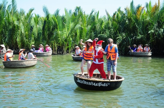 Mũi Né là một địa danh nổi tiếng và quen thuộc với du khách trong và ngoài nước khi đến du lịch Việt Nam. Ngoài việc tắm biển và tham gia các hoạt động vui chơi trên biển, du khách không thể bỏ qua khi đến Mũi Né chính là làng chài Mũi Né nổi tiếng. Hãy cùng Sakos tìm hiểu địa điểm nổi tiếng này nhé!