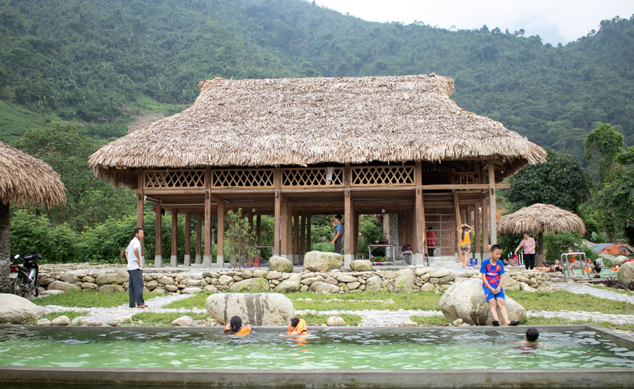 Một tỉnh miền núi nhỏ ở phía Đông Bắc Việt Nam, nổi tiếng với vẻ đẹp thiên nhiên tuyệt vời. Cách Hà Nội chưa đến 100km, Thái Nguyên thu hút du khách bởi những đồi chè bát ngát và những hồ nước mênh mông, tạo nên cảnh quan thanh bình và quyến rũ.Hãy cùng Sakos tìm hiểu những địa điểm du lịch nổi tiếng tại đây nhé!