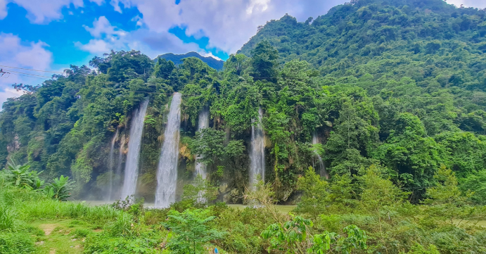 Một tỉnh miền núi nhỏ ở phía Đông Bắc Việt Nam, nổi tiếng với vẻ đẹp thiên nhiên tuyệt vời. Cách Hà Nội chưa đến 100km, Thái Nguyên thu hút du khách bởi những đồi chè bát ngát và những hồ nước mênh mông, tạo nên cảnh quan thanh bình và quyến rũ.Hãy cùng Sakos tìm hiểu những địa điểm du lịch nổi tiếng tại đây nhé!