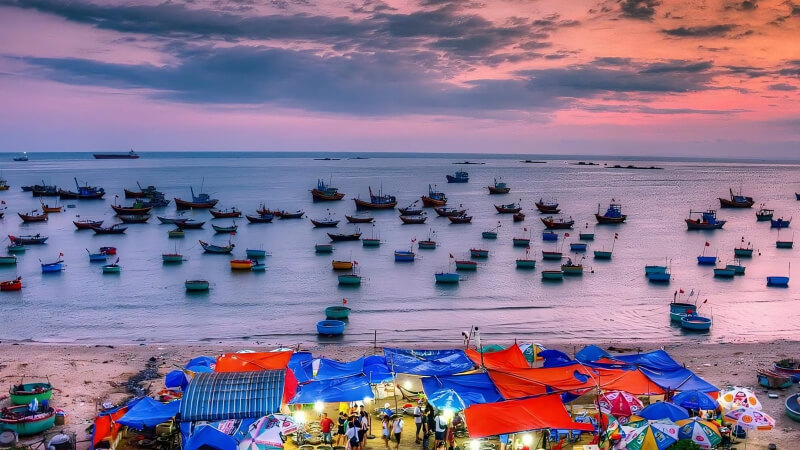 Mũi Né là một địa danh nổi tiếng và quen thuộc với du khách trong và ngoài nước khi đến du lịch Việt Nam. Ngoài việc tắm biển và tham gia các hoạt động vui chơi trên biển, du khách không thể bỏ qua khi đến Mũi Né chính là làng chài Mũi Né nổi tiếng. Hãy cùng Sakos tìm hiểu địa điểm nổi tiếng này nhé!