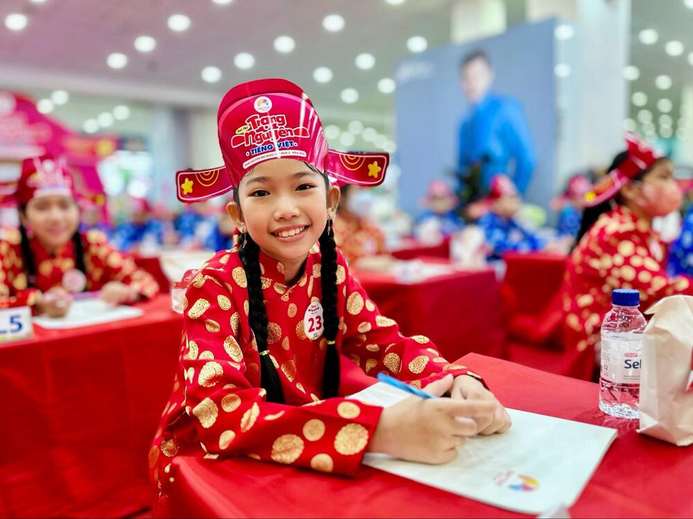 SAKOS tặng balo học sinh cao cấp cho các thí sinh xuất sắc giành chiến thắng Hội thi Trạng Nguyên Tiếng Việt 2024