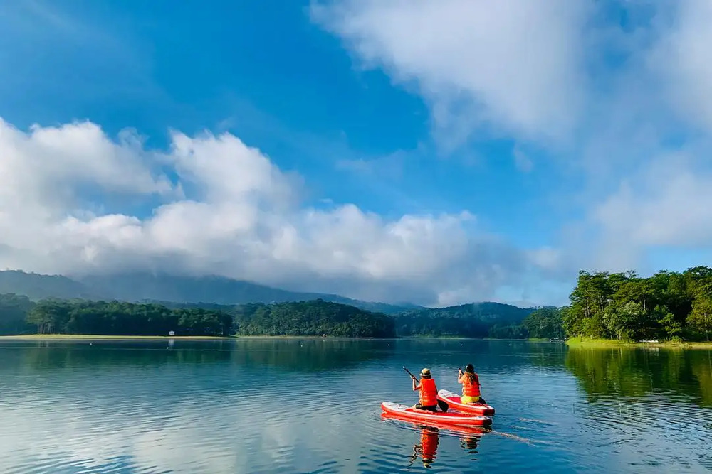 Trải nghiệm tour chèo SUP ở các Hồ nước tuyệt đẹp